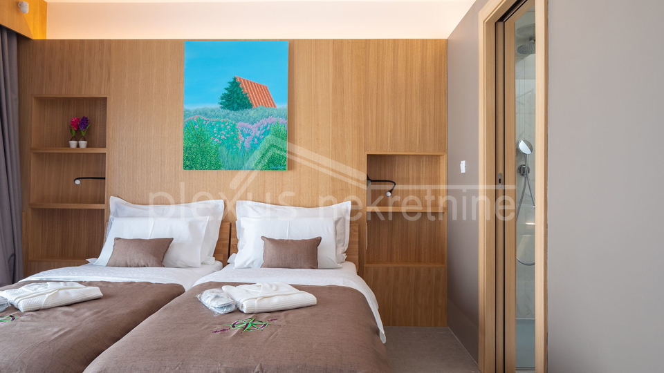Villa with pool - new construction