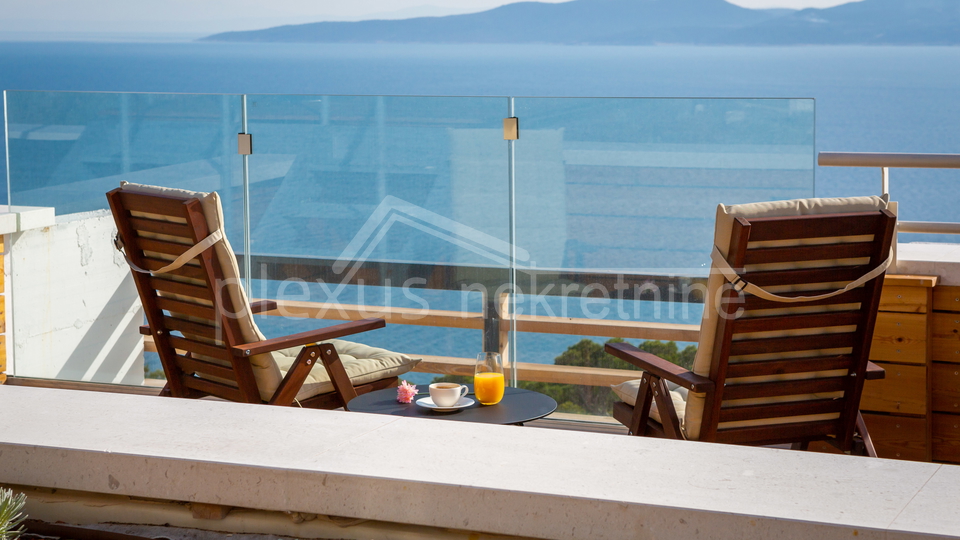 Villa with pool - new construction