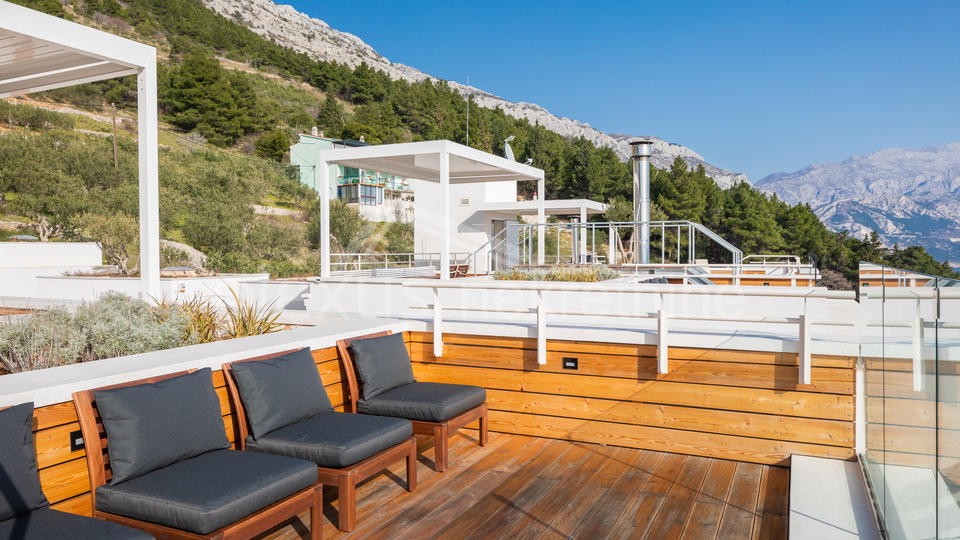 Villa with pool - new construction