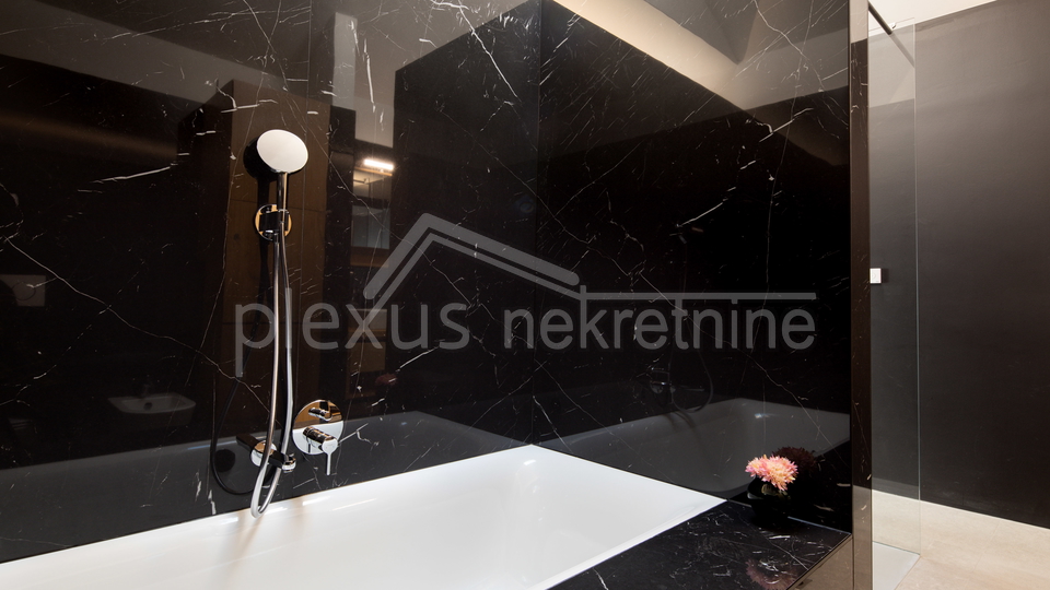 Villa with pool - new construction