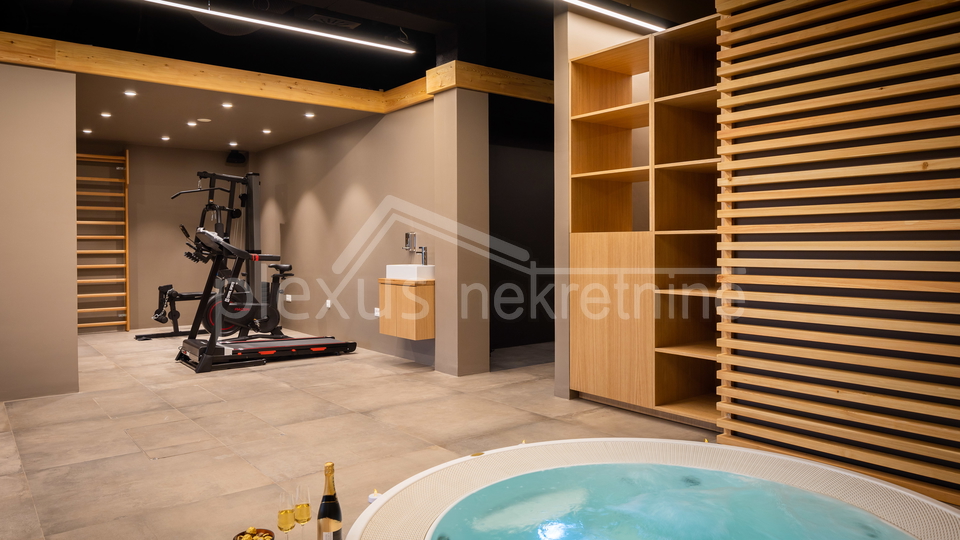 Villa with pool - new construction