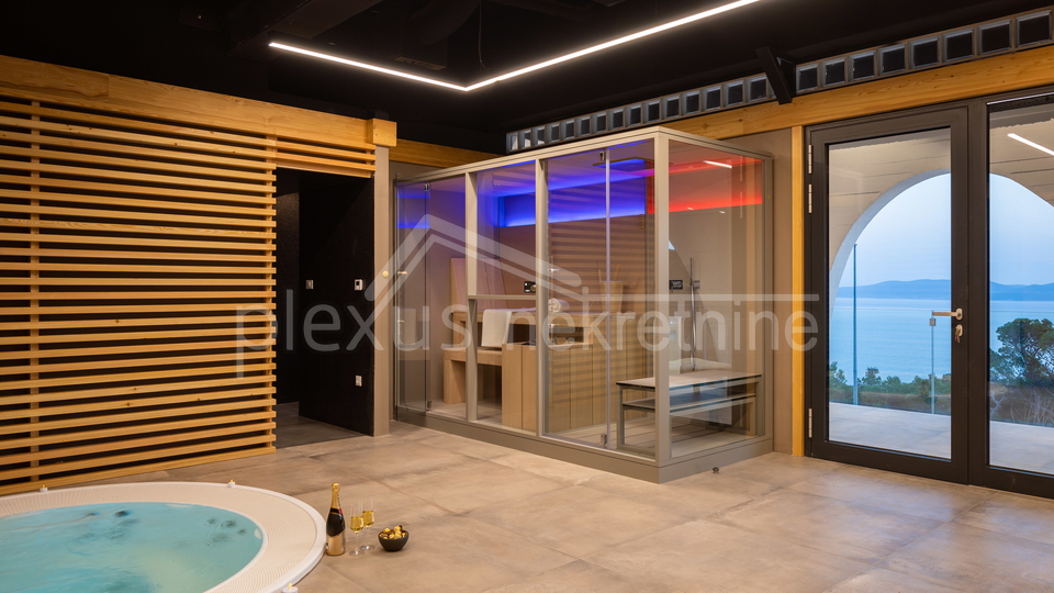 Villa with pool - new construction
