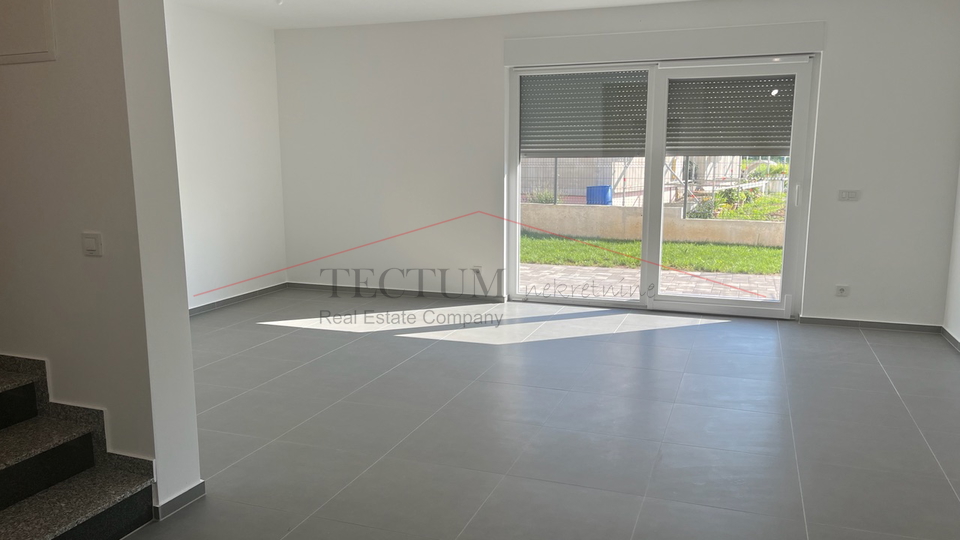 STUPNIK, ČETVEROSOBAN STAN, 118m2, PRODAJA, 2500,00 EUR/M2, USELJIVO!!!