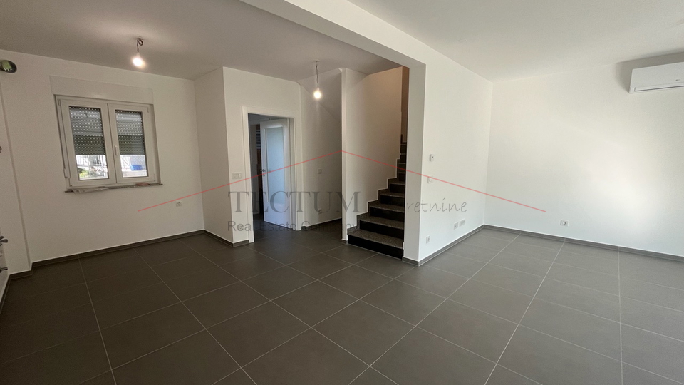 STUPNIK, ČETVEROSOBAN STAN, 118m2, PRODAJA, 2500,00 EUR/M2, USELJIVO!!!