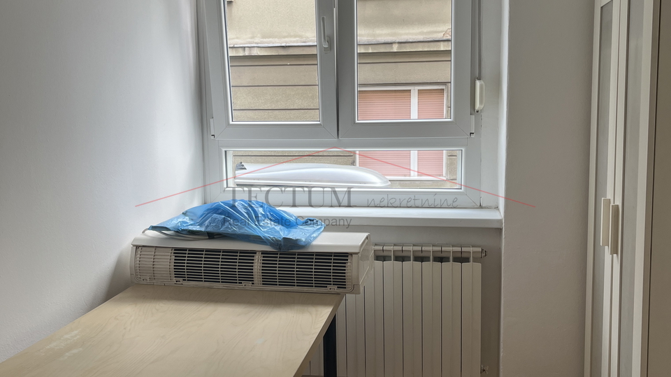 Zagreb, Petrova, 3-bedroom apartment, high ground floor!