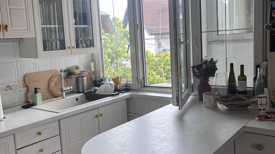 GAJNICE &ndash; KU&Cacute;A 400 m&sup2; S 4 ZASEBNA STANA&comma; 2 GARA&Zcaron;E I 3 PARKIRNA MJESTA&excl;
