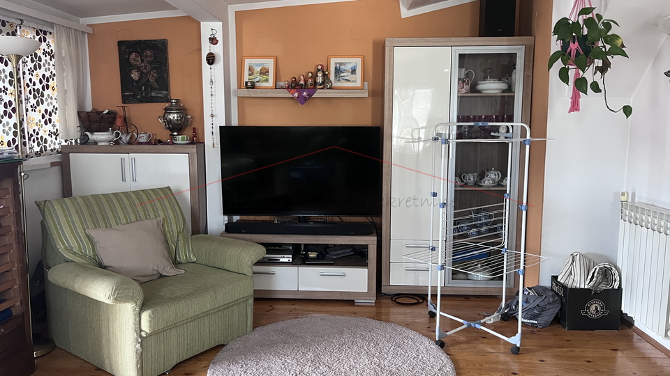 GAJNICE &ndash; KU&Cacute;A 400 m&sup2; S 4 ZASEBNA STANA&comma; 2 GARA&Zcaron;E I 3 PARKIRNA MJESTA&excl;