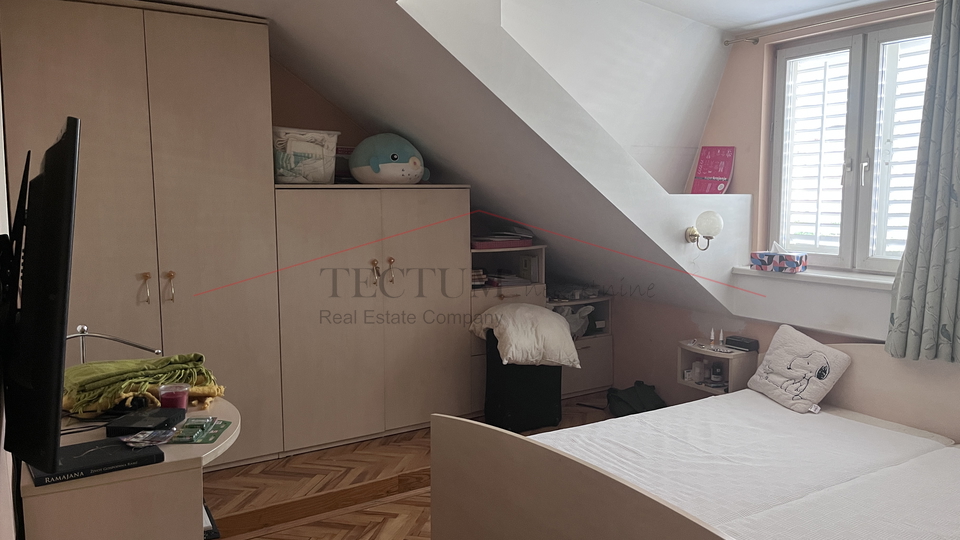 GAJNICE &ndash; KU&Cacute;A 400 m&sup2; S 4 ZASEBNA STANA&comma; 2 GARA&Zcaron;E I 3 PARKIRNA MJESTA&excl;