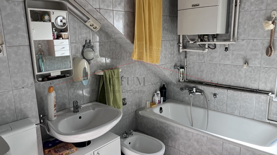 GAJNICE &ndash; KU&Cacute;A 400 m&sup2; S 4 ZASEBNA STANA&comma; 2 GARA&Zcaron;E I 3 PARKIRNA MJESTA&excl;