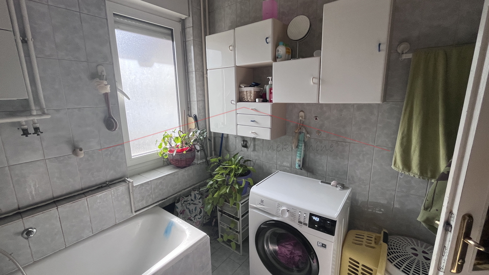 GAJNICE &ndash; KU&Cacute;A 400 m&sup2; S 4 ZASEBNA STANA&comma; 2 GARA&Zcaron;E I 3 PARKIRNA MJESTA&excl;