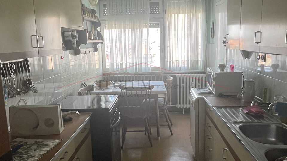 TROSOBAN STAN 69&comma;43 m&sup2; &ndash; REMIZA&comma; TRE&Scaron;NJEVKA &ndash; ODLI&Ccaron;NA LOKACIJA UZ TRAMVAJSKO OKRETI&Scaron;TE
