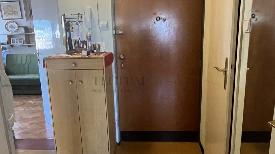 TROSOBAN STAN 69&comma;43 m&sup2; &ndash; REMIZA&comma; TRE&Scaron;NJEVKA &ndash; ODLI&Ccaron;NA LOKACIJA UZ TRAMVAJSKO OKRETI&Scaron;TE