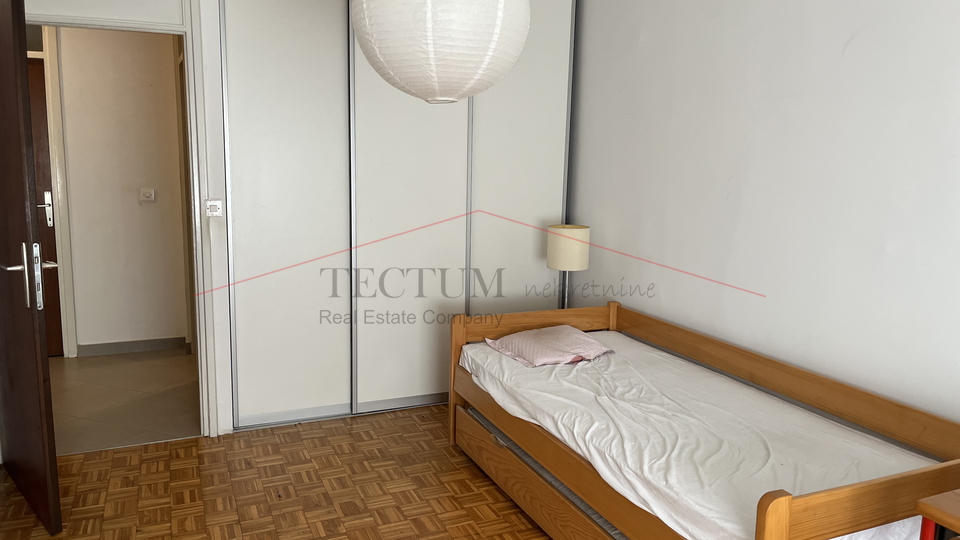 SAVICA&comma; VELIKI TROSOBAN STAN 84M2&comma; VISOKO PRIZEMLJE&comma; 4200&comma;00 EUR&sol;M2