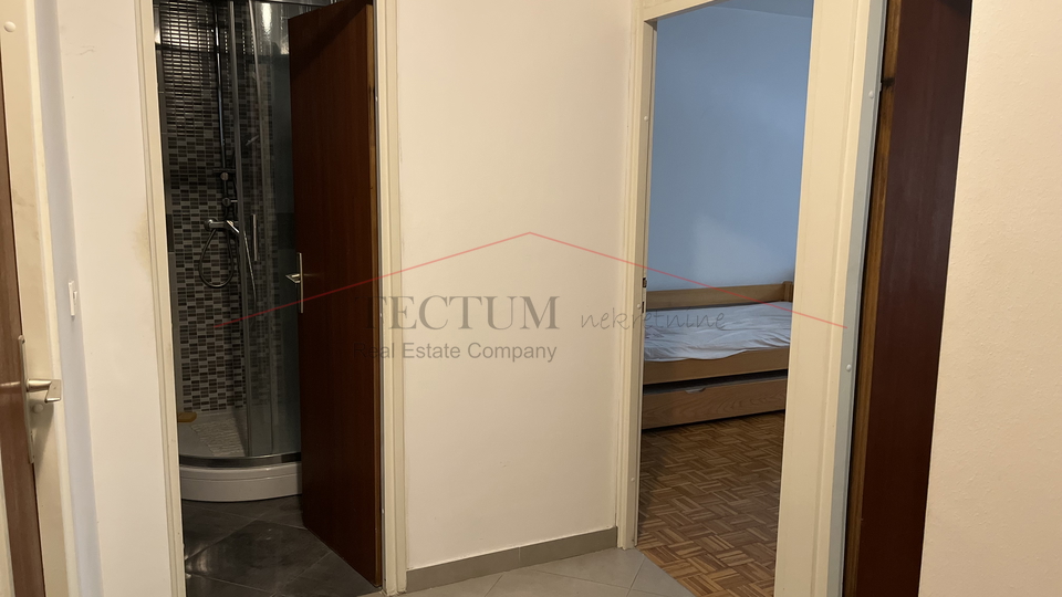 SAVICA&comma; VELIKI TROSOBAN STAN 84M2&comma; VISOKO PRIZEMLJE&comma; 4200&comma;00 EUR&sol;M2