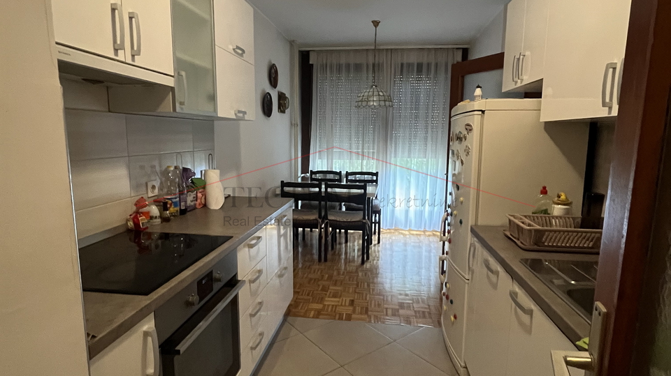 SAVICA&comma; VELIKI TROSOBAN STAN 84M2&comma; VISOKO PRIZEMLJE&comma; 4200&comma;00 EUR&sol;M2