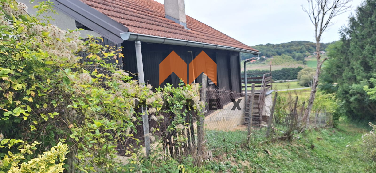 KUĆA SA DVORIŠTEM I POMOĆNIM ZGRADAMA