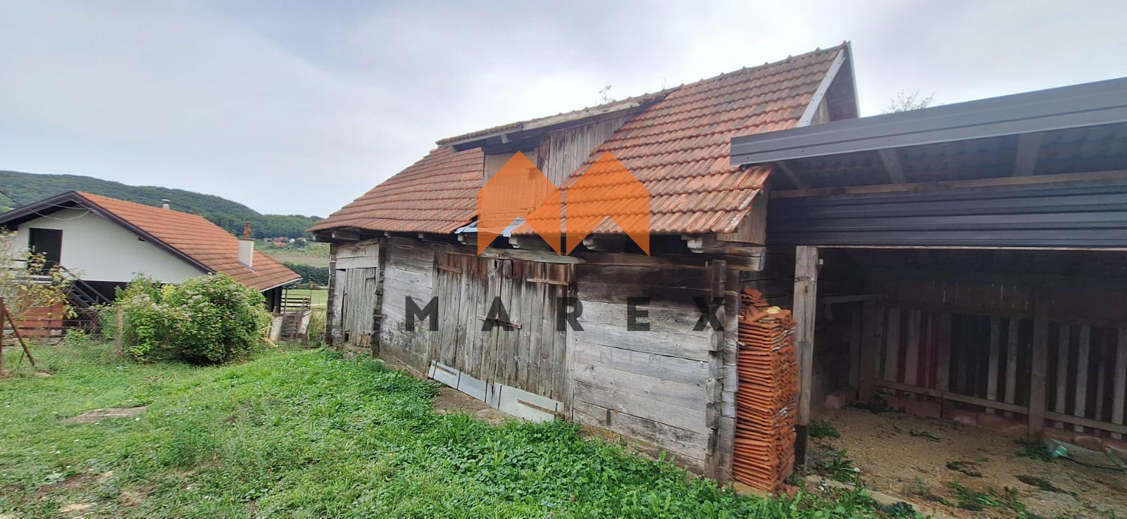 KUĆA SA DVORIŠTEM I POMOĆNIM ZGRADAMA