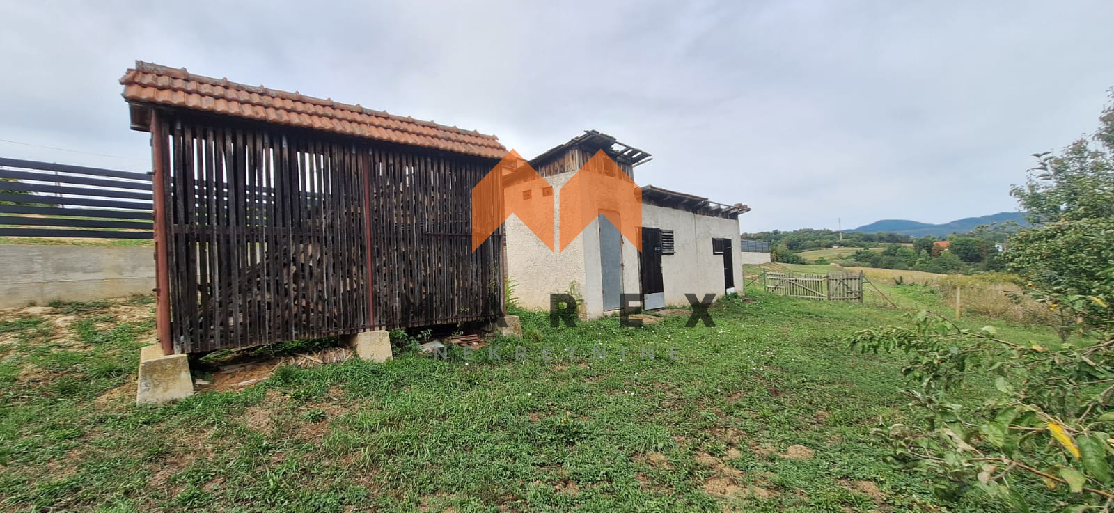 KUĆA SA DVORIŠTEM I POMOĆNIM ZGRADAMA