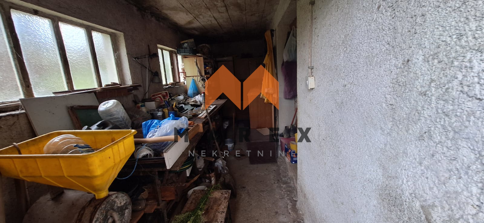 KUĆA SA DVORIŠTEM I POMOĆNIM ZGRADAMA