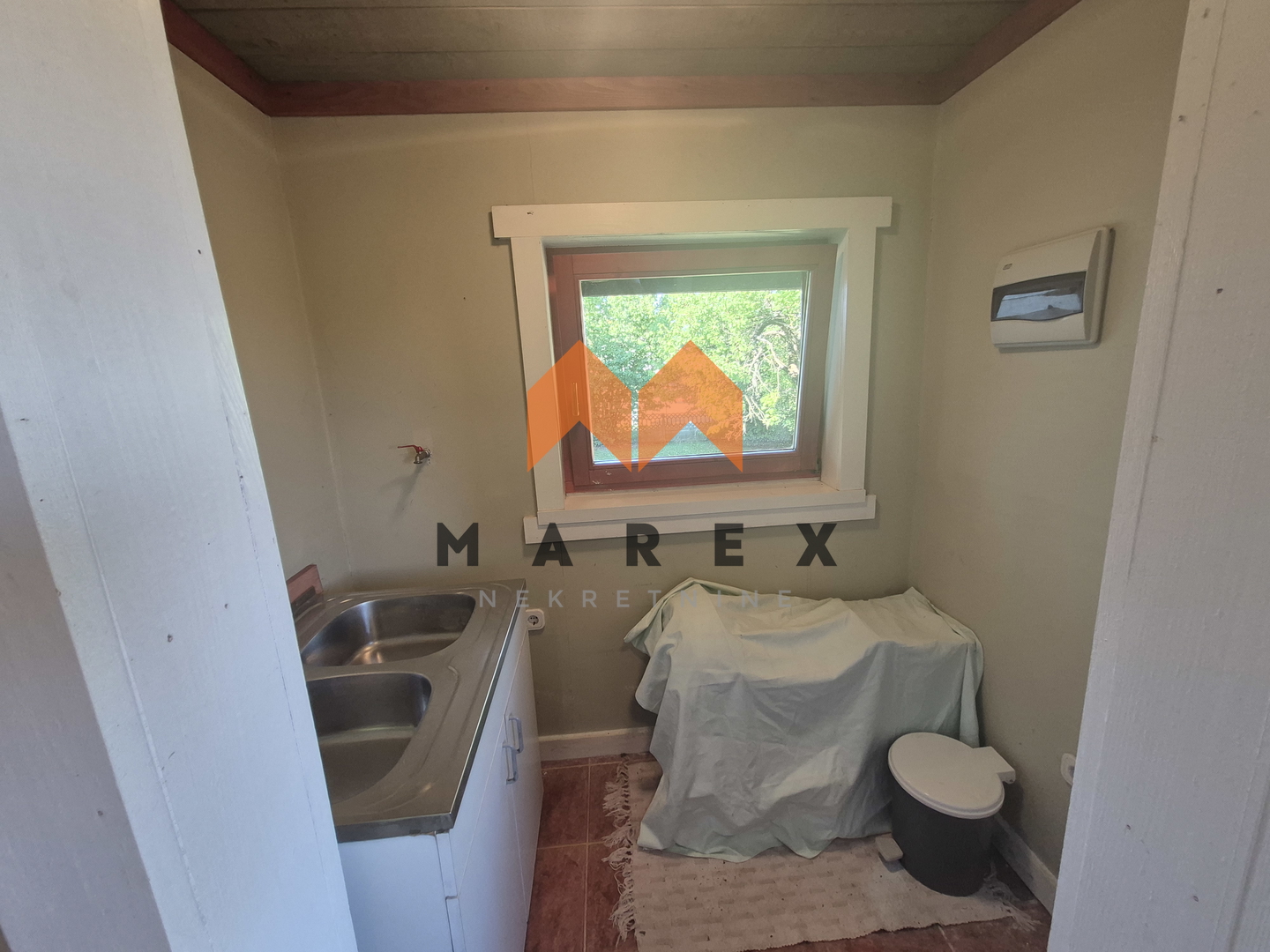 KUĆA SA POMOĆNIM OBJEKTIMA-KRUŠLJEVO SELO-OROSLAVJE