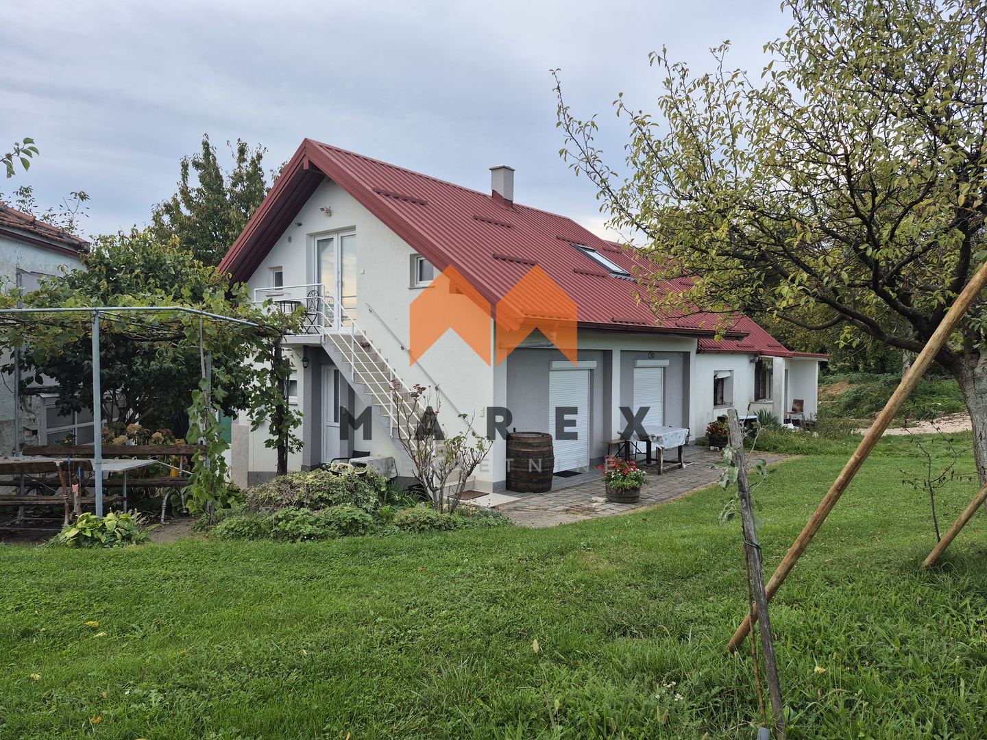 KUĆA 106M2+pom. zgrada-RADOBOJ