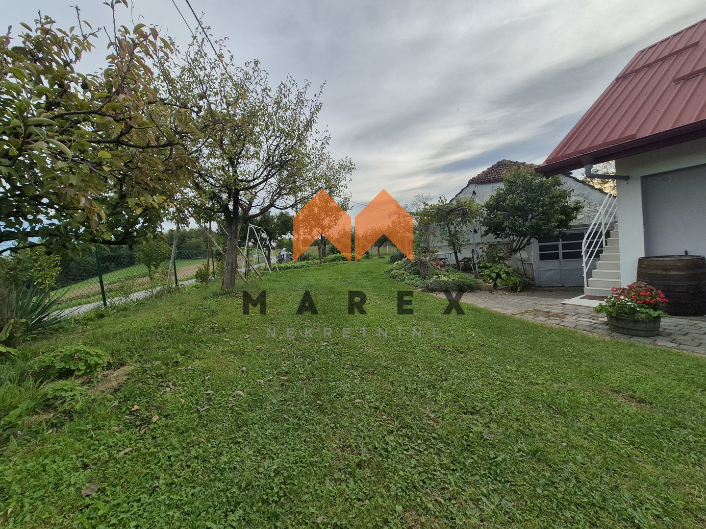 KUĆA 106M2+pom. zgrada-RADOBOJ