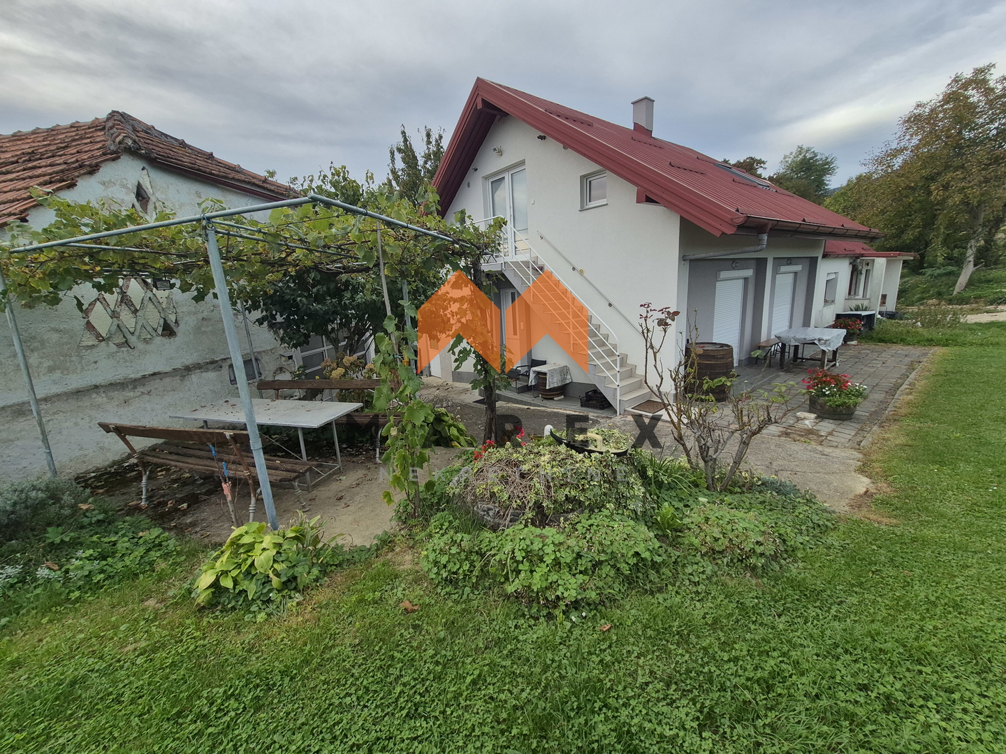 KUĆA 106M2+pom. zgrada-RADOBOJ
