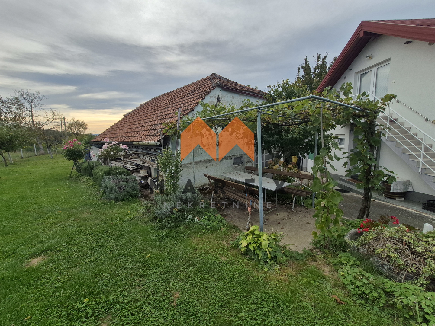 KUĆA 106M2+pom. zgrada-RADOBOJ