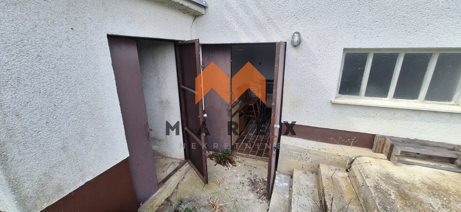 KUĆA SA DVORIŠTEM I POMOĆNIM ZGRADAMA