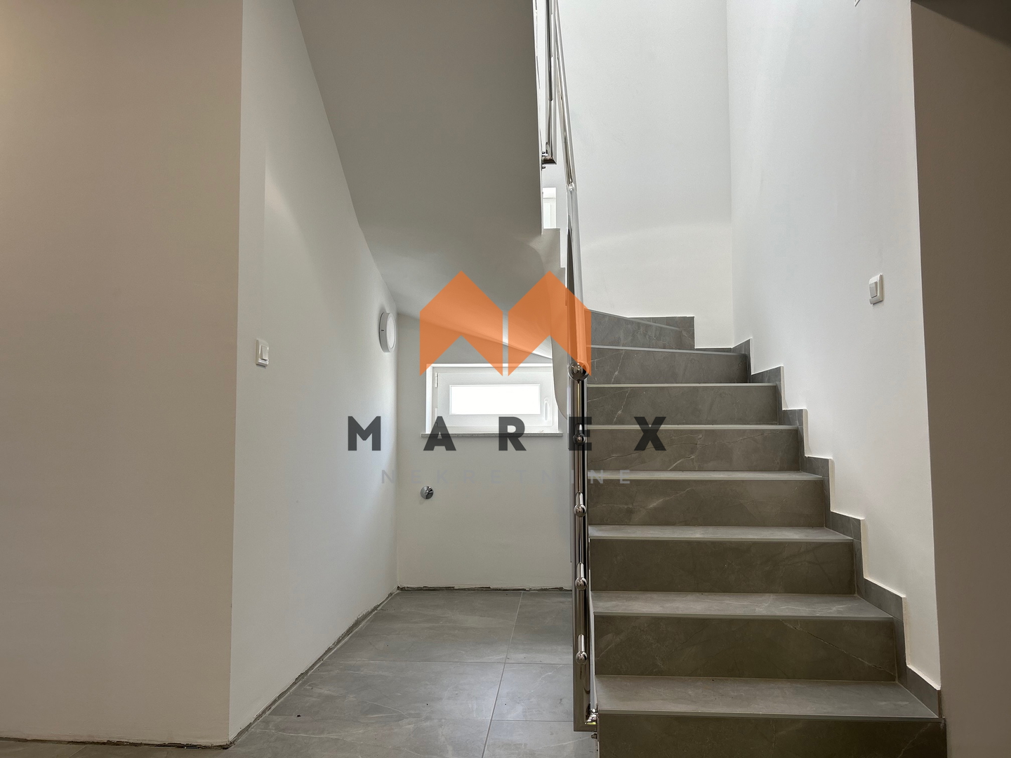 NOVI DOM U OROSLAVJU: 200M², DOSTUPNO!!