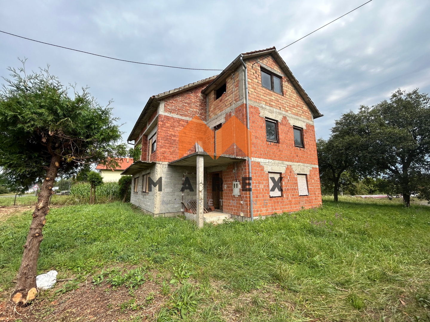 KUĆA 195M2+POSLOVNA ZGRADA 340M2+DRVENA KUĆA 45M2