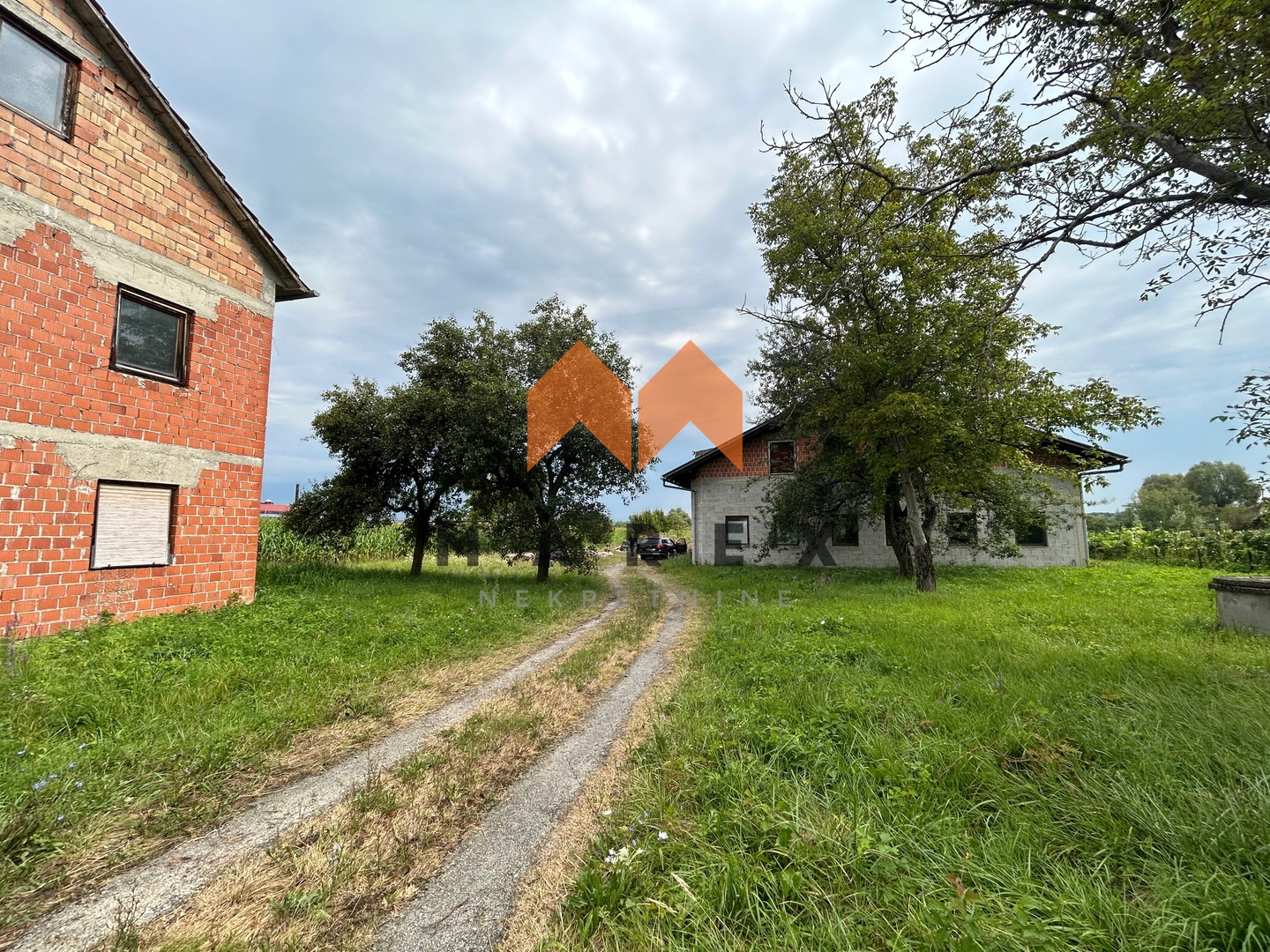 KUĆA 195M2+POSLOVNA ZGRADA 340M2+DRVENA KUĆA 45M2