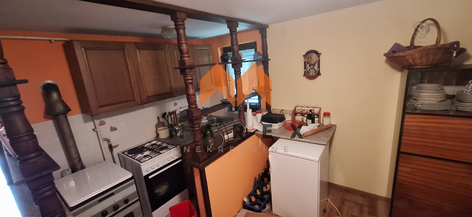 KUĆA SA DVORIŠTEM I POMOĆNIM ZGRADAMA