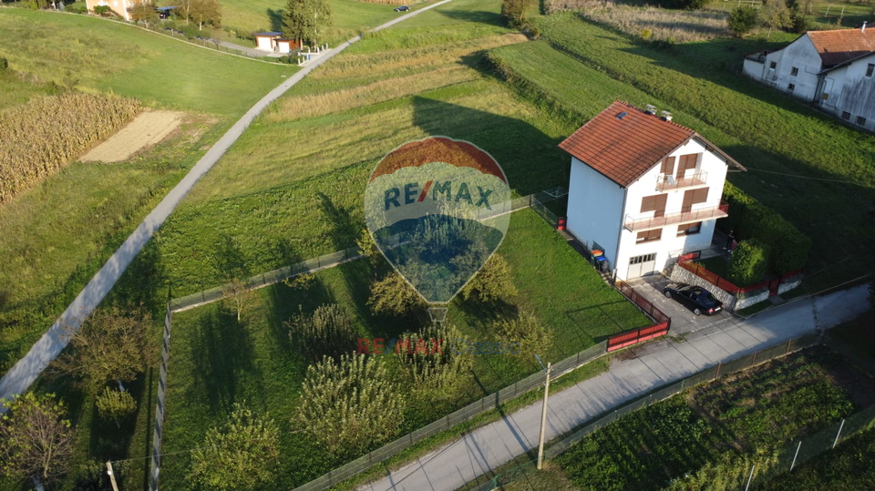 KUĆA 180m2, MIRNA LOKACIJA, U BLIZINI CENTRA OROSLAVJA