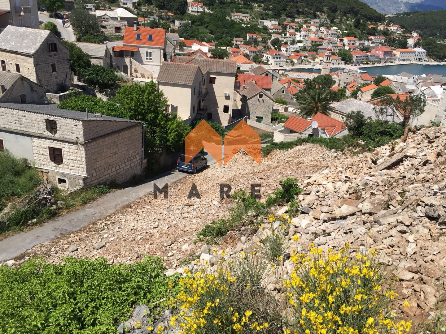 ATRAKTIVNO GRAĐEVINSKO ZEMLJIŠTE S PREKRASNIM POGLEDOM NA MORE