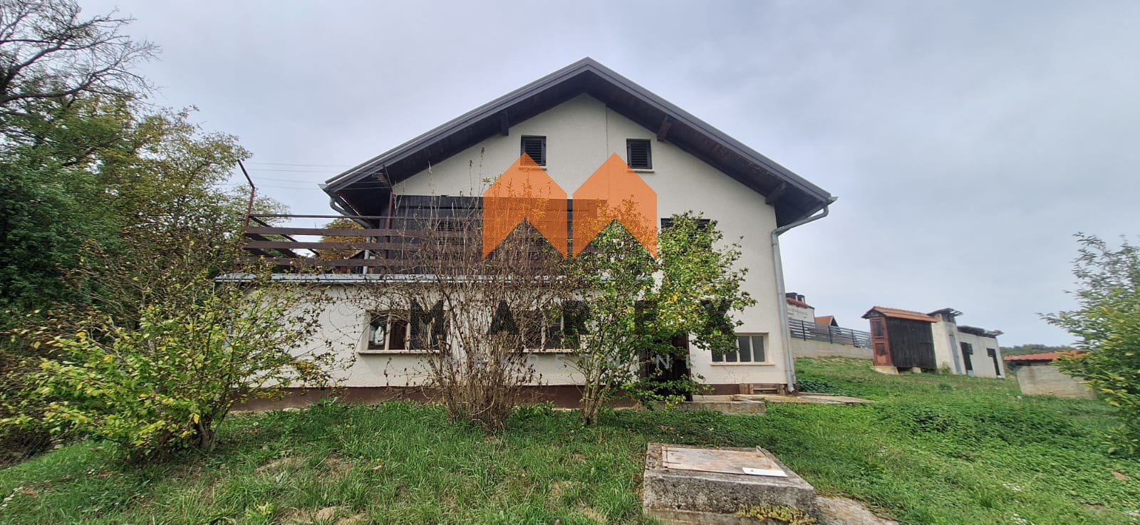 KUĆA SA DVORIŠTEM I POMOĆNIM ZGRADAMA