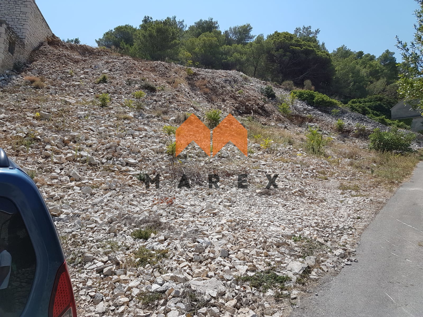 ATRAKTIVNO GRAĐEVINSKO ZEMLJIŠTE S PREKRASNIM POGLEDOM NA MORE