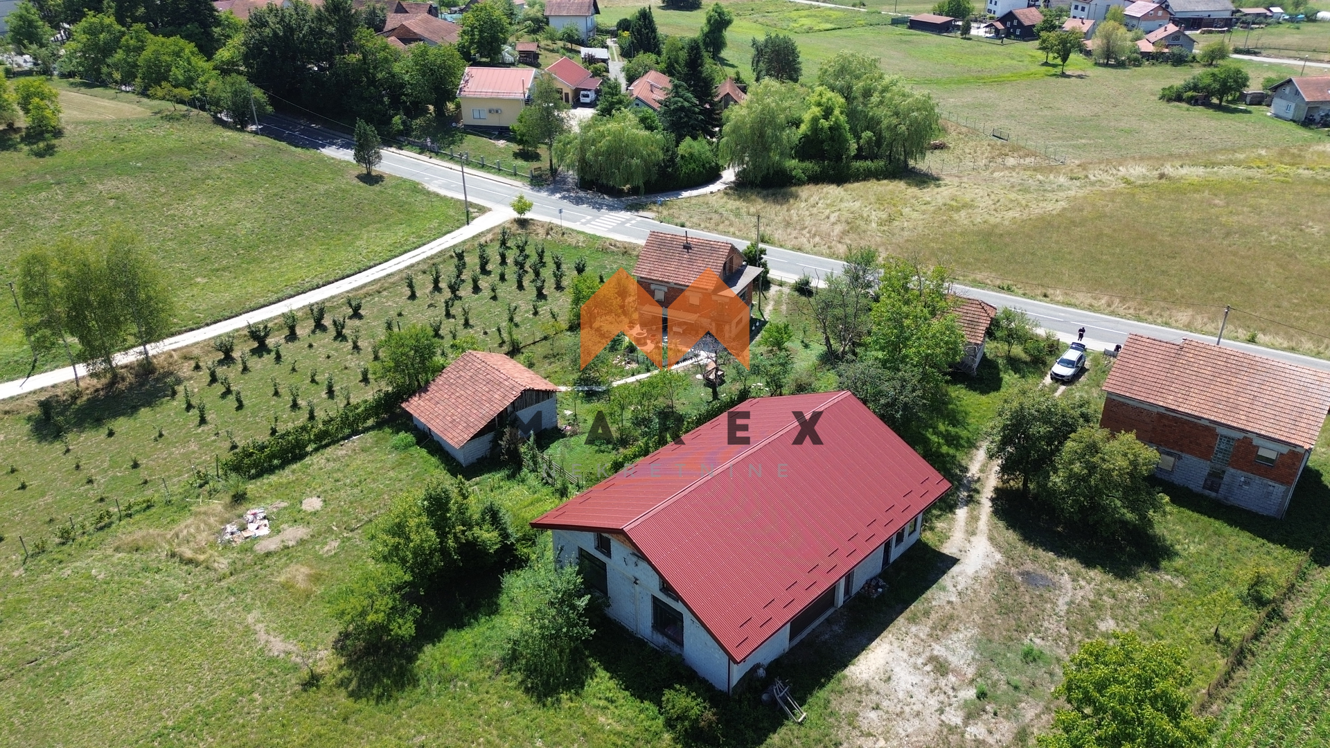 KUĆA 195M2+POSLOVNA ZGRADA 340M2+DRVENA KUĆA 45M2