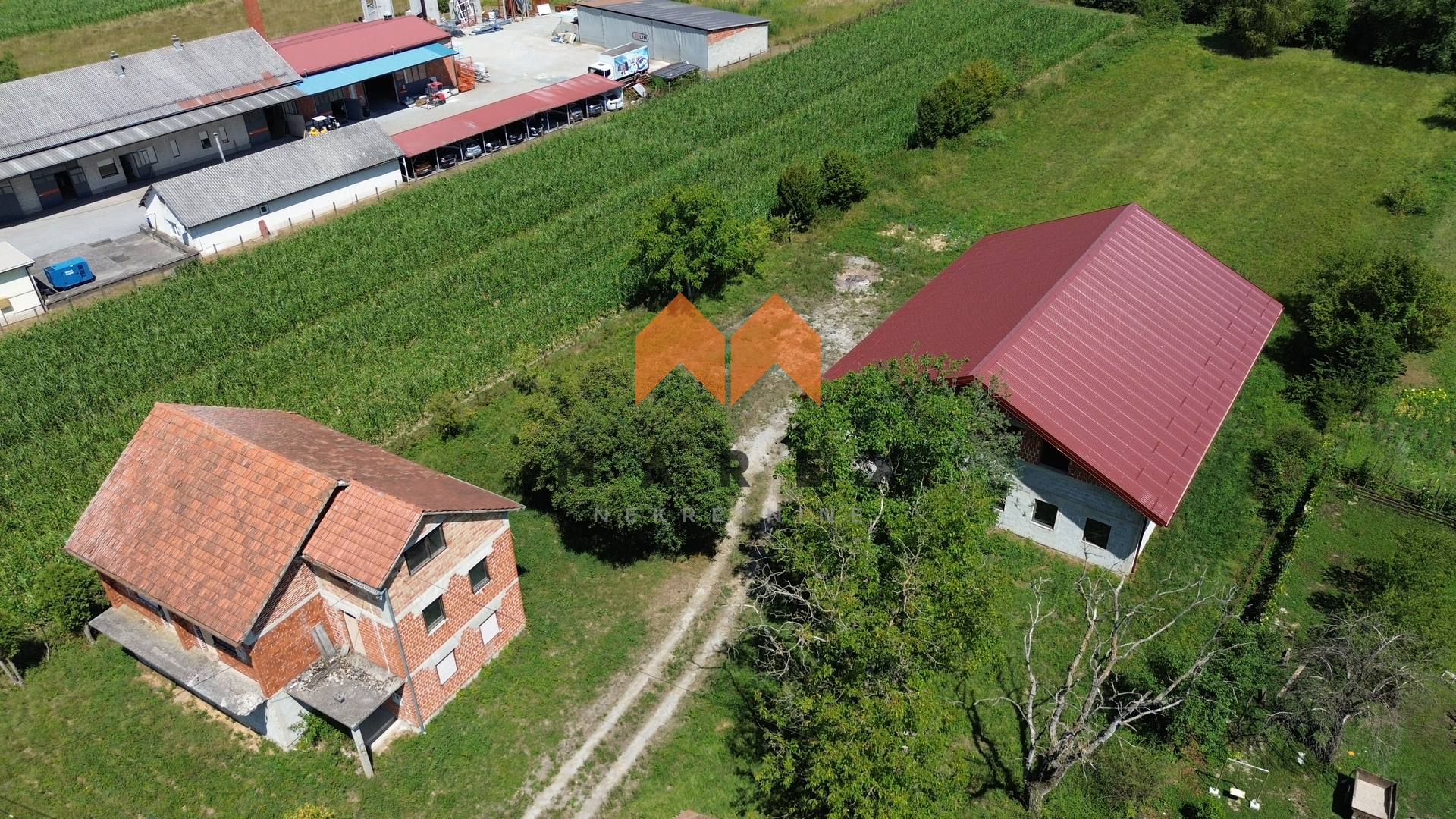KUĆA 195M2+POSLOVNA ZGRADA 340M2+DRVENA KUĆA 45M2
