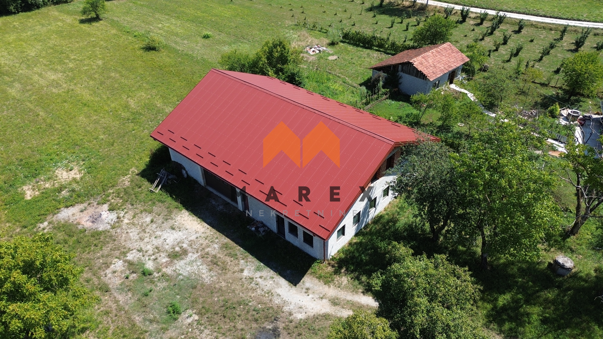 KUĆA 195M2+POSLOVNA ZGRADA 340M2+DRVENA KUĆA 45M2