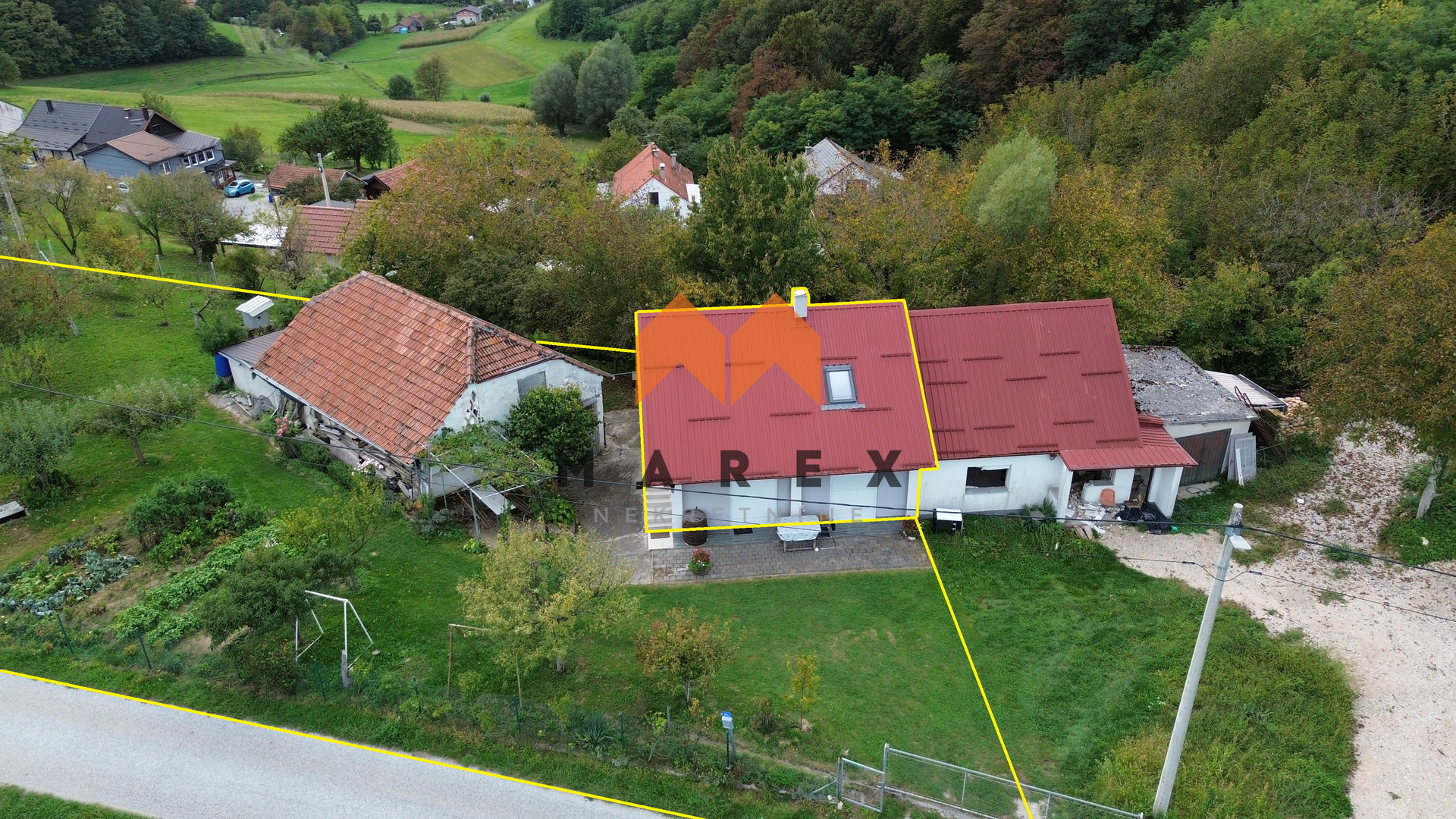 KUĆA 106M2+pom. zgrada-RADOBOJ
