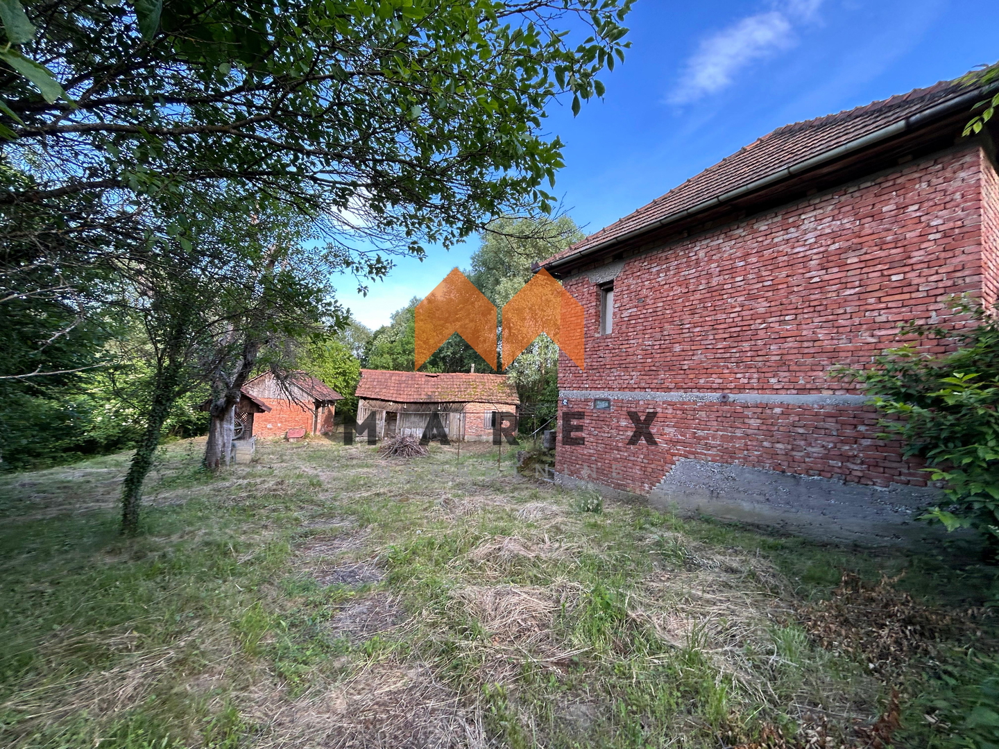 PROSTRANO IMANJE S KUĆOM I VELIKIM RAZVOJNIM POTENCIJALOM – JEZERO KLANJEČKO, BLIZINA ZAGREBA