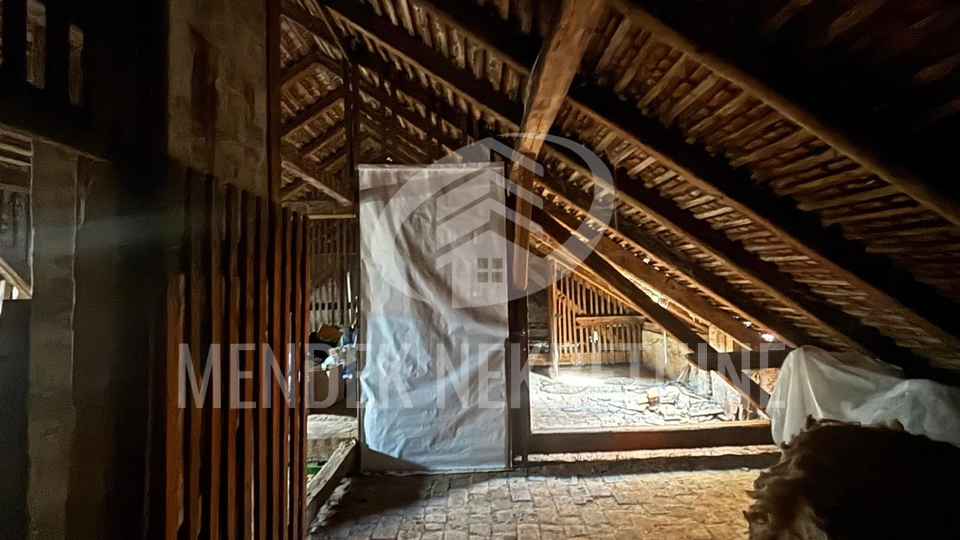 3-sobni stan 92 m2, 132 m2 tavana i podrum u gradskoj jezgri Varaždina, strogi centar, prodaja
