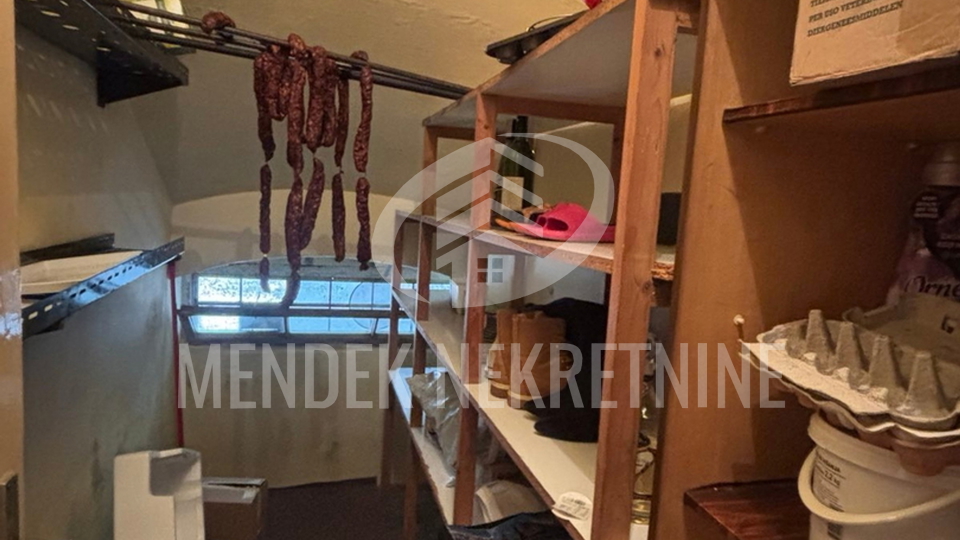 3-sobni stan 92 m2, 132 m2 tavana i podrum u gradskoj jezgri Varaždina, strogi centar, prodaja