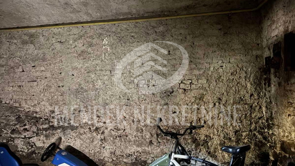 3-sobni stan 92 m2, 132 m2 tavana i podrum u gradskoj jezgri Varaždina, strogi centar, prodaja