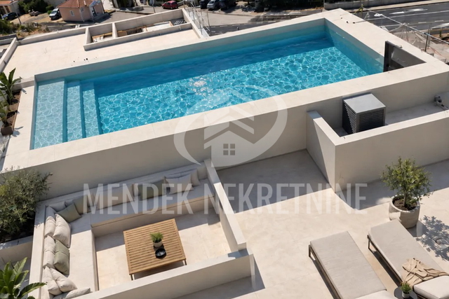 PRIMOŠTEN – ekskluzivan stan 142 m² s krovnom terasom i privatnim bazenom, 100 m od plaže