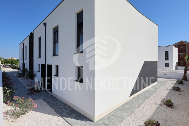 PRIVLAKA – nova namještena kuća u nizu 108 m² s vrtom, ODMAH USELJIVO