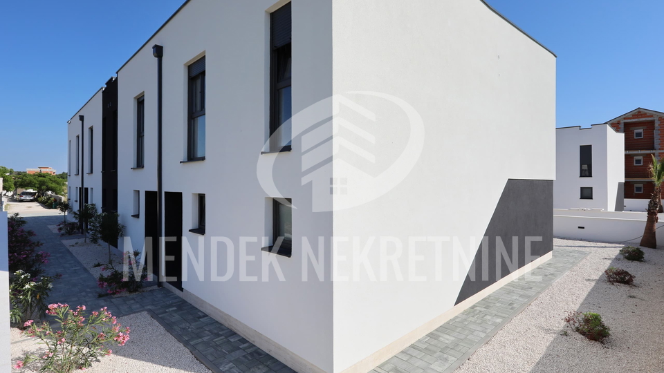 PRIVLAKA &ndash; nova namje&scaron;tena ku&cacute;a u nizu 114 m&sup2; s vrtom&comma; ODMAH USELJIVO