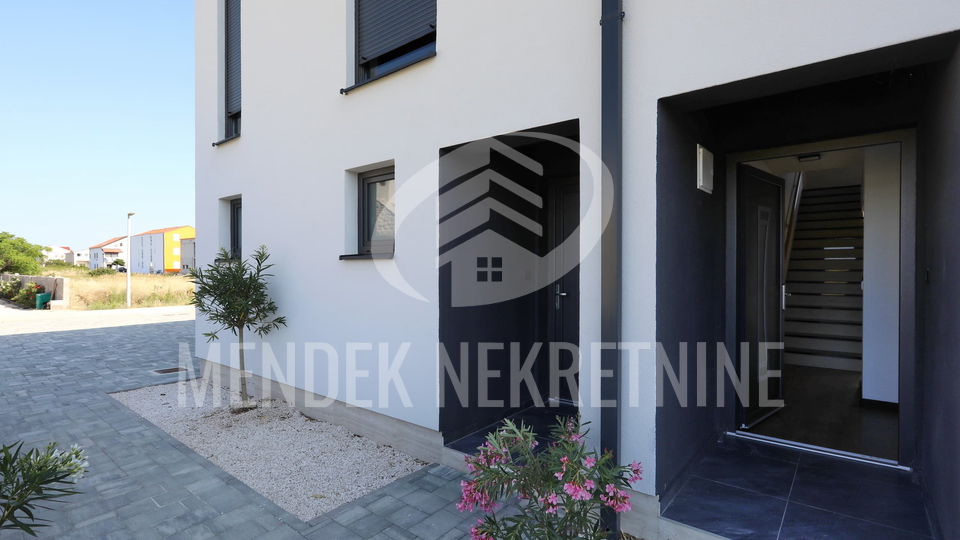 PRIVLAKA &ndash; nova namje&scaron;tena ku&cacute;a u nizu 114 m&sup2; s vrtom&comma; ODMAH USELJIVO