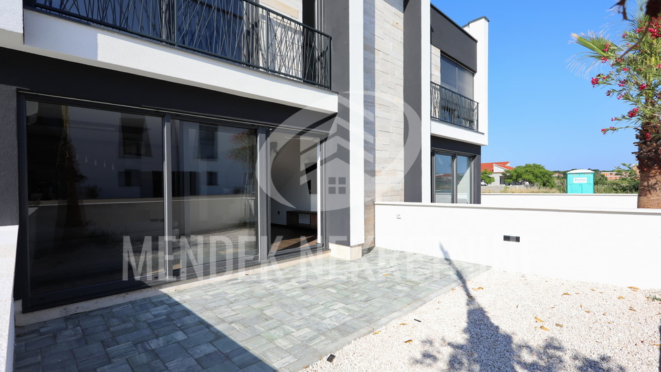 PRIVLAKA &ndash; nova namje&scaron;tena ku&cacute;a u nizu 114 m&sup2; s vrtom&comma; ODMAH USELJIVO